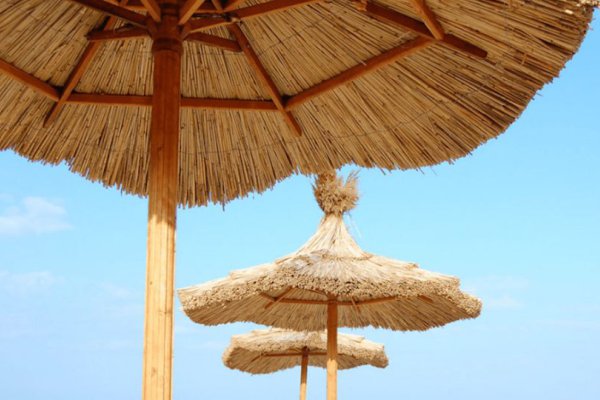 Hasır Şemsiye ile Otantik Atmosfer